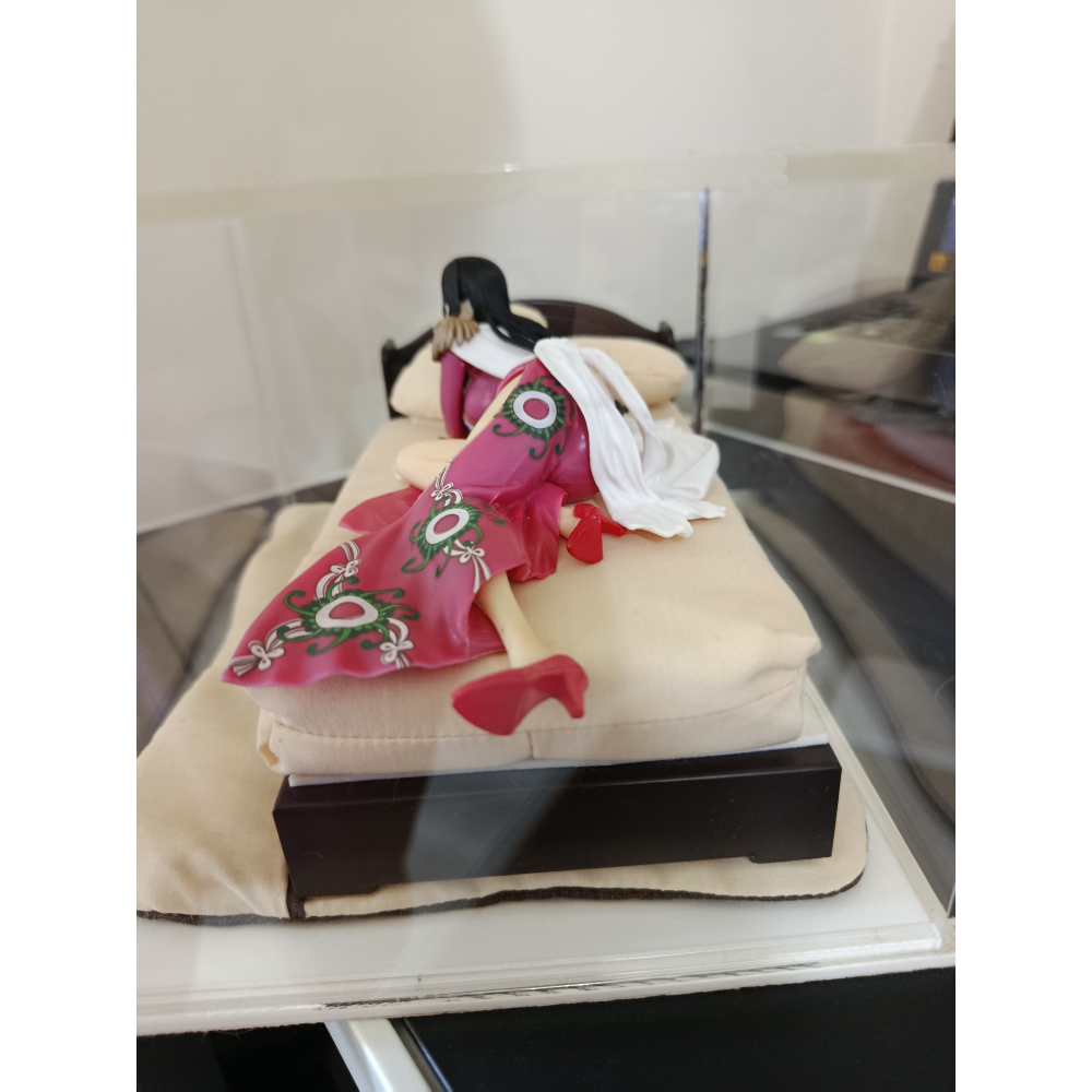 【公仔】海賊王 女帝 臥姿 已拆無盒，含壓克力展示盒、床(板+床+地墊+小枕頭2個)-細節圖6