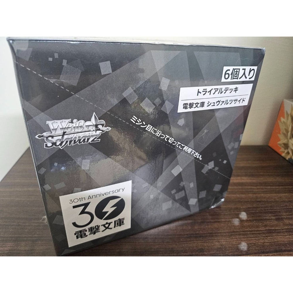 ⚡優惠價⚡《黑白雙翼》電擊文庫30周年 Weiβ Schwarz試煉組(6盒/6BOX)，整箱全新未拆封，有封膜-細節圖3