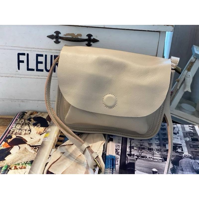 🔥 現貨【🇰🇷 Tanned】|韓國 簡約牛皮蓋子斜側包👜正韓 真皮系列 牛皮皮革 化妝包 長夾包 手機包-細節圖4