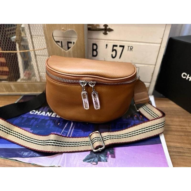 🔥 現貨【🇰🇷 Tanned】|韓國 牛皮半圓拉鍊配直條織帶斜背包👜正韓 真皮系列 牛皮皮革 相機包 旅遊包-細節圖2