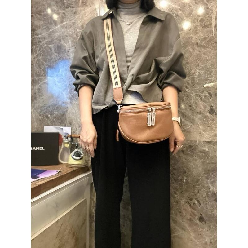 🔥 現貨【🇰🇷 Tanned】|韓國 牛皮半圓拉鍊配直條織帶斜背包👜正韓 真皮系列 牛皮皮革 相機包 旅遊包-細節圖5