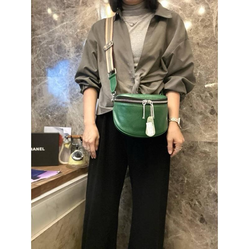 🔥 現貨【🇰🇷 Tanned】|韓國 牛皮半圓拉鍊配直條織帶斜背包👜正韓 真皮系列 牛皮皮革 相機包 旅遊包-細節圖6