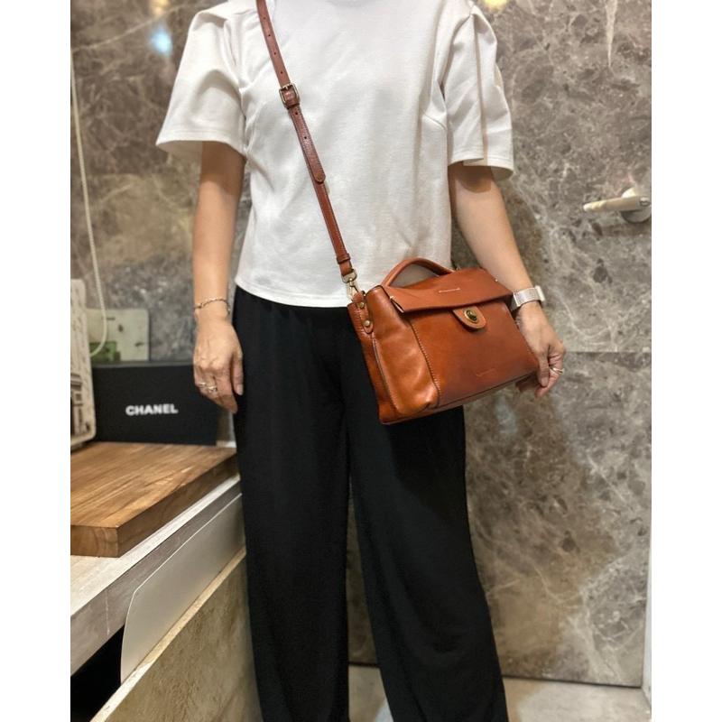 🔥 現貨【🇰🇷 Tanned】|韓國 2story質感植鞣牛皮簡約蓋子轉扣手提斜背包👜正韓 真皮系 牛皮皮革 簡約文青包-細節圖6