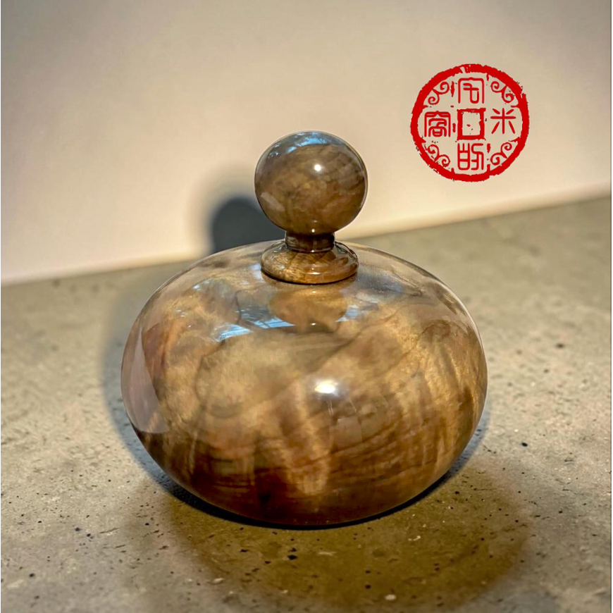 [宅米的窩]一物一圖 只此一個 珍稀台灣沉水紅檜 取材自樹瘤木塊塊區 榴花聚寶盆 聚寶聚福 供養 聞香 風水 贈日本線香-細節圖3