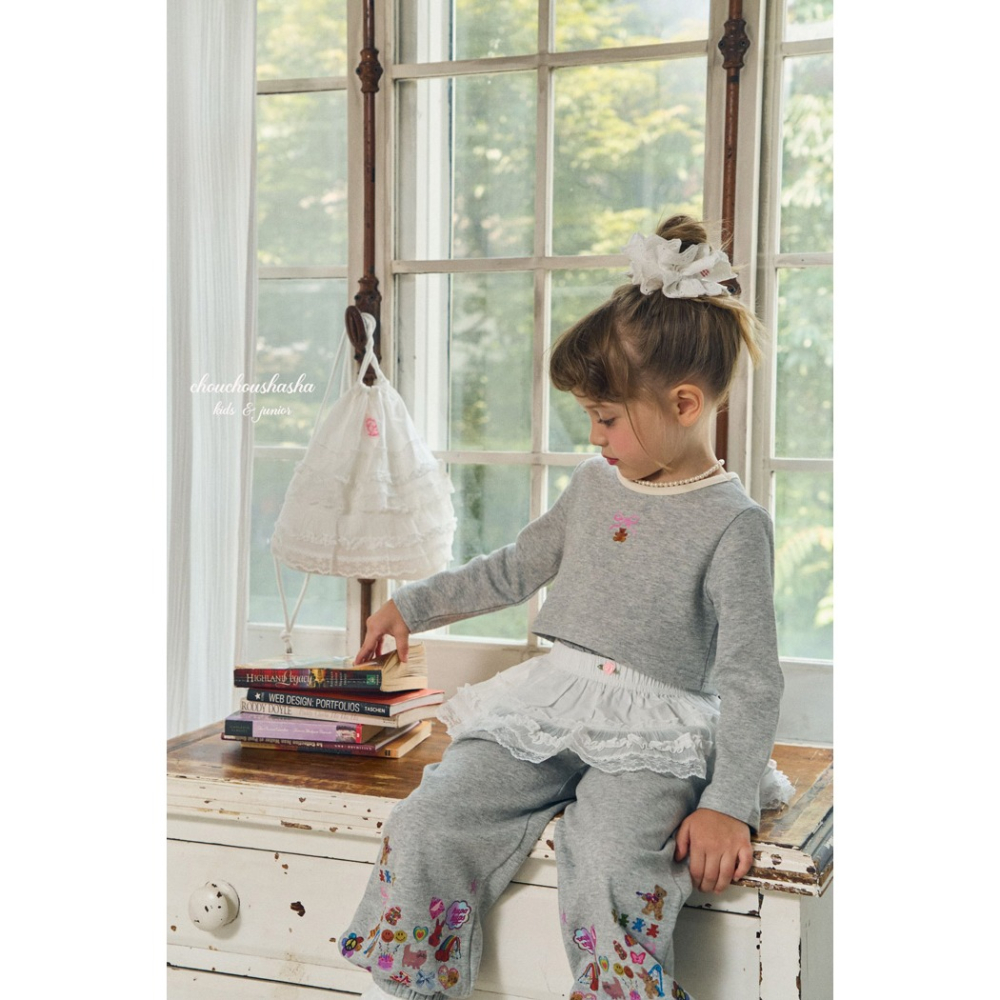 🇰🇷韓國童裝｜2025秋款🍂CHOUCHOUSHASHA熊熊蝴蝶結短款上衣【麻灰色/粉色(邊)】-細節圖2