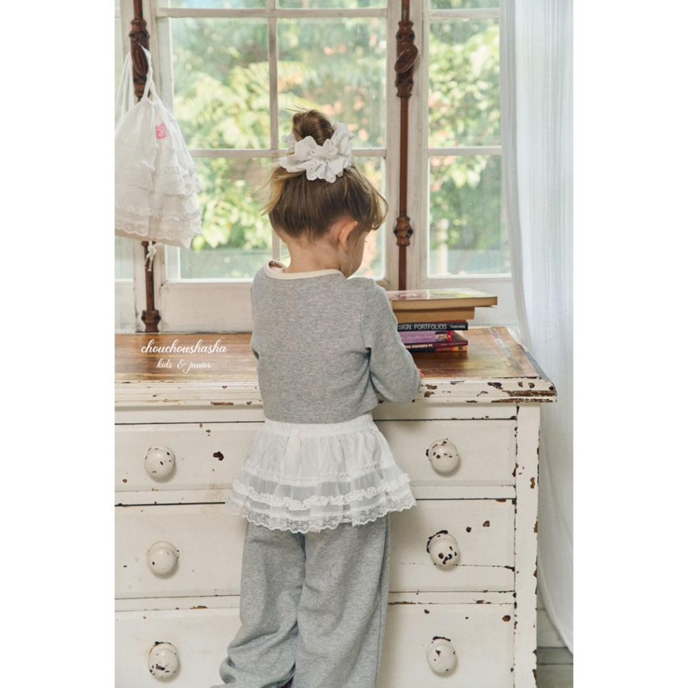 🇰🇷韓國童裝｜2025秋款🍂CHOUCHOUSHASHA熊熊蝴蝶結短款上衣【麻灰色/粉色(邊)】-細節圖3