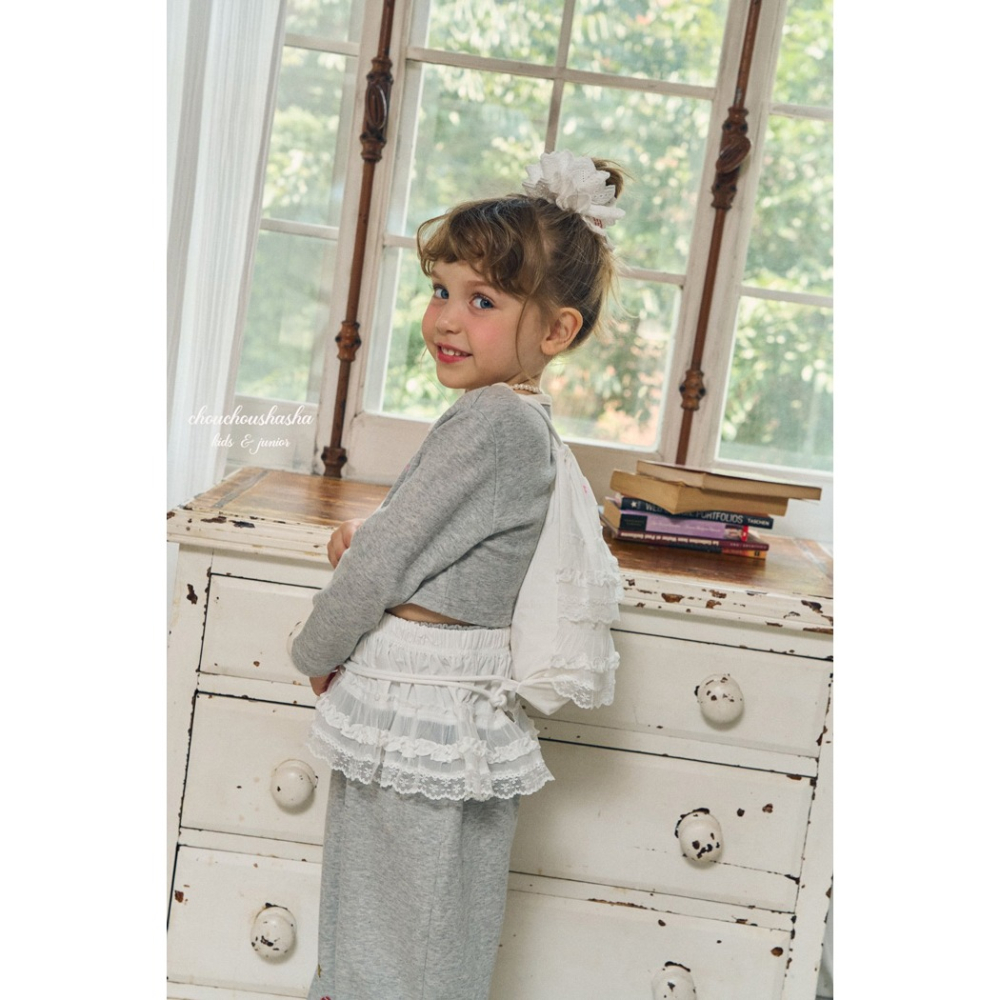 🇰🇷韓國童裝｜2025秋款🍂CHOUCHOUSHASHA熊熊蝴蝶結短款上衣【麻灰色/粉色(邊)】-細節圖4