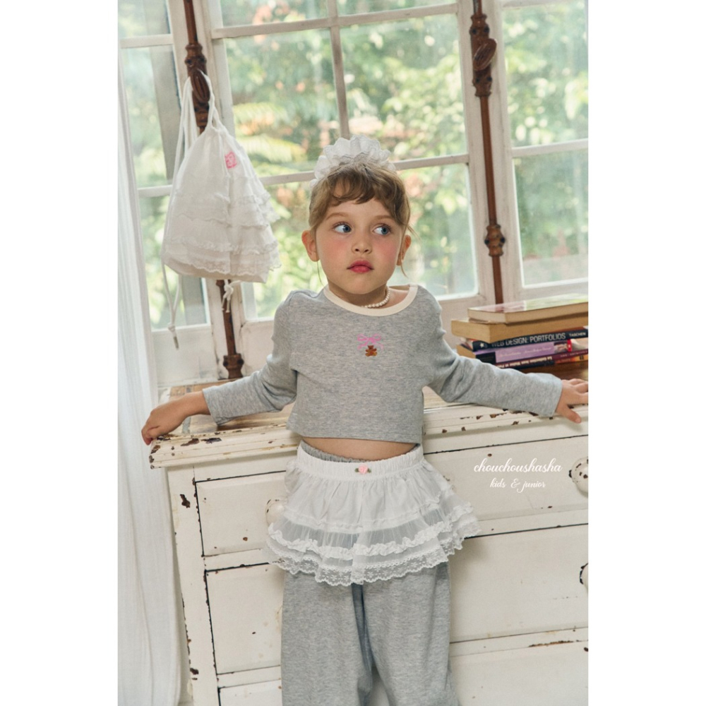 🇰🇷韓國童裝｜2025秋款🍂CHOUCHOUSHASHA熊熊蝴蝶結短款上衣【麻灰色/粉色(邊)】-細節圖5