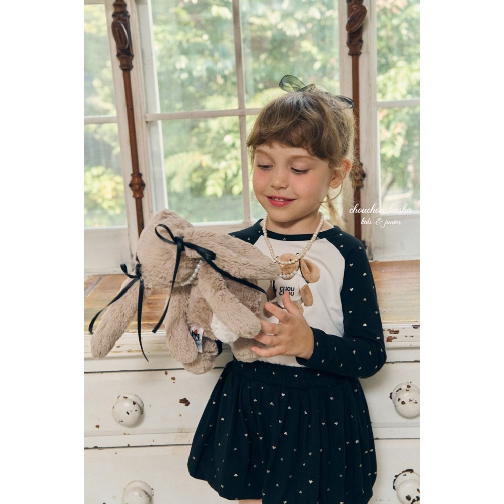 🇰🇷韓國童裝｜2025秋款🍂CHOUCHOUSHASHA＂Love Me＂熊熊T恤【黑/粉】-細節圖2