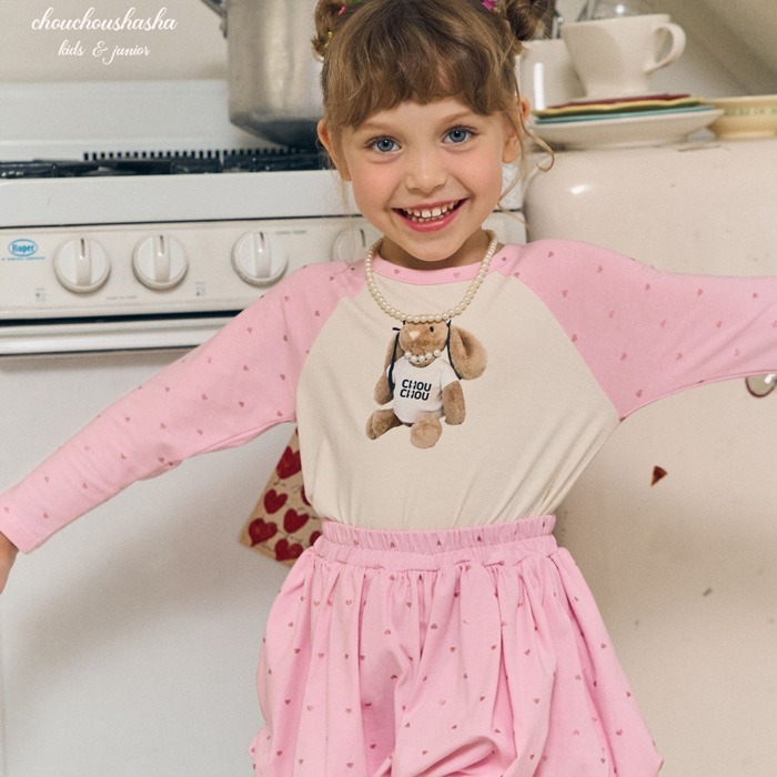 🇰🇷韓國童裝｜2025秋款🍂CHOUCHOUSHASHA＂Love Me＂熊熊T恤【黑/粉】-細節圖5