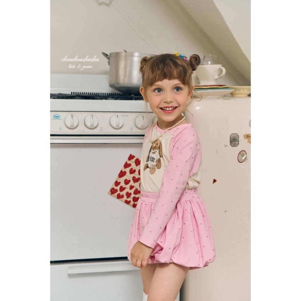 🇰🇷韓國童裝｜2025秋款🍂CHOUCHOUSHASHA＂Love Me＂熊熊T恤【黑/粉】-細節圖6