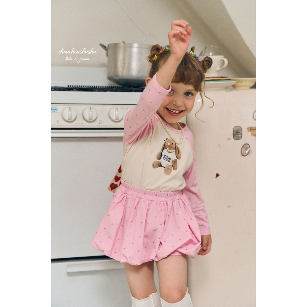 🇰🇷韓國童裝｜2025秋款🍂CHOUCHOUSHASHA＂Love Me＂熊熊T恤【黑/粉】-細節圖7