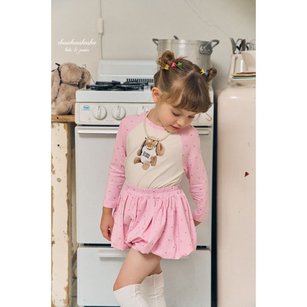 🇰🇷韓國童裝｜2025秋款🍂CHOUCHOUSHASHA＂Love Me＂熊熊T恤【黑/粉】-細節圖8