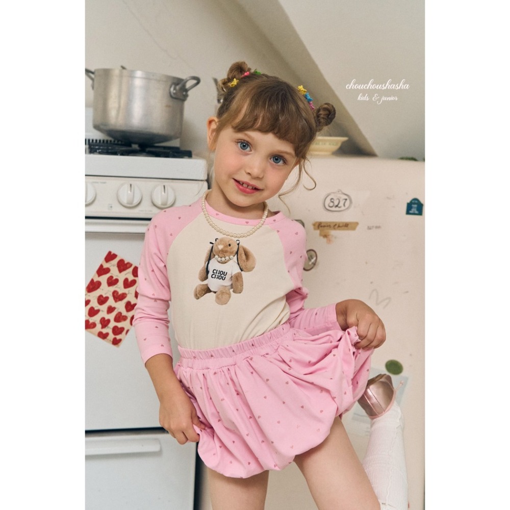 🇰🇷韓國童裝｜2025秋款🍂CHOUCHOUSHASHA＂Love Me＂熊熊T恤【黑/粉】-細節圖11