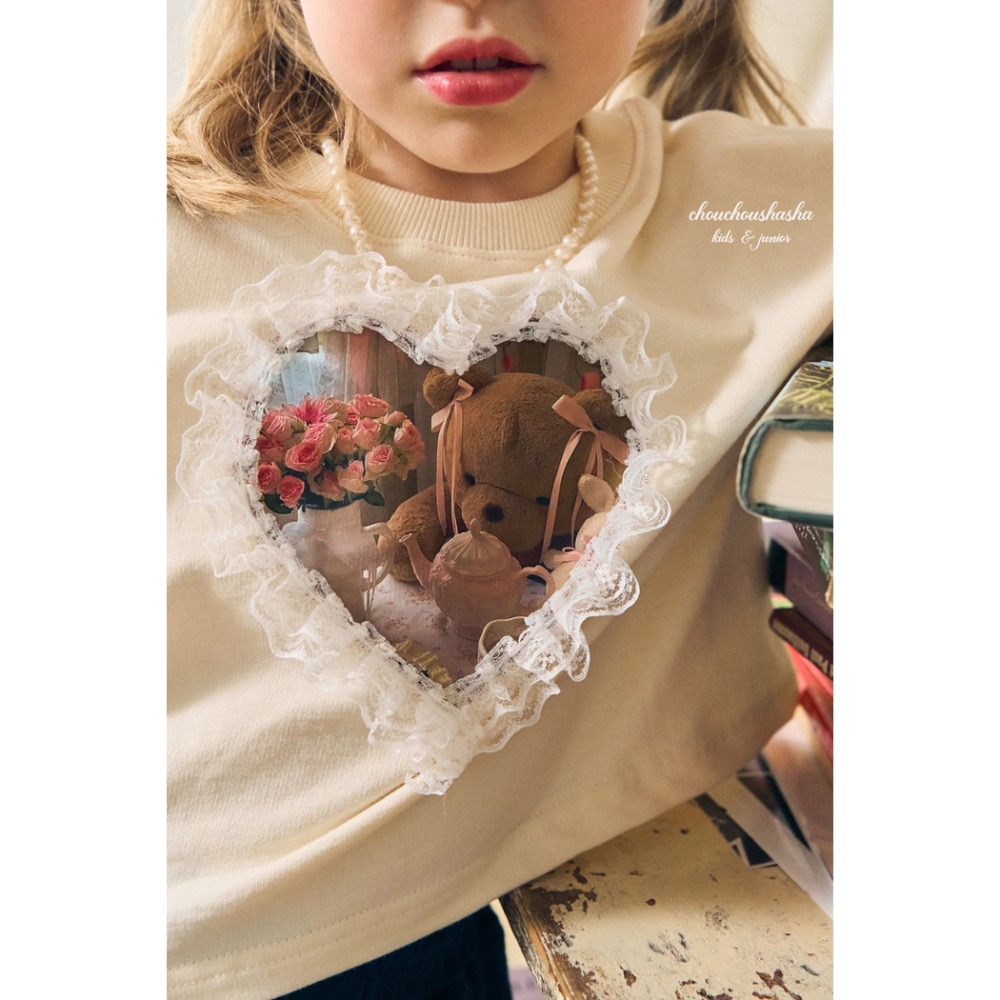 🇰🇷韓國童裝｜2025秋款🍂CHOUCHOUSHASHA蕾絲愛心圈小熊衛衣【粉/白】-細節圖11