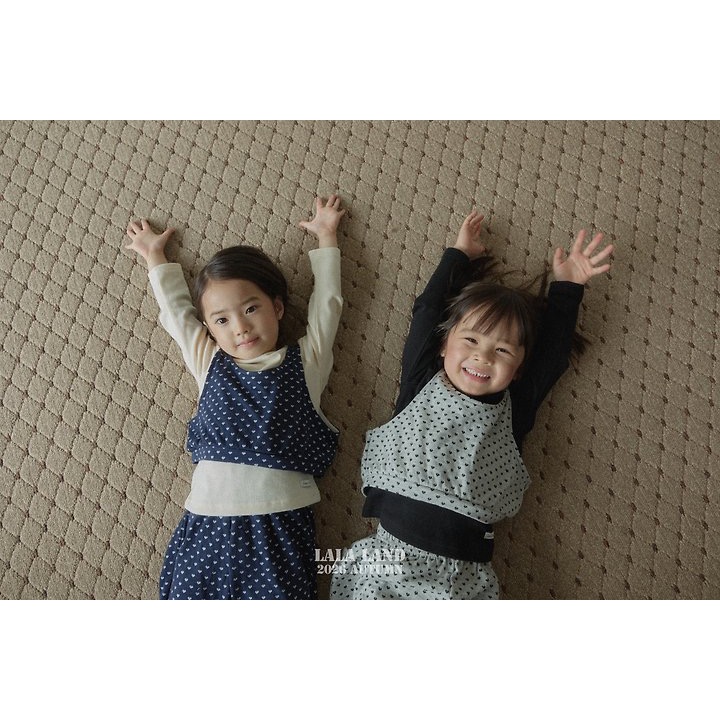 🇰🇷韓國童裝｜2026秋款🍂LALALAND愛心印花背心上衣-細節圖2