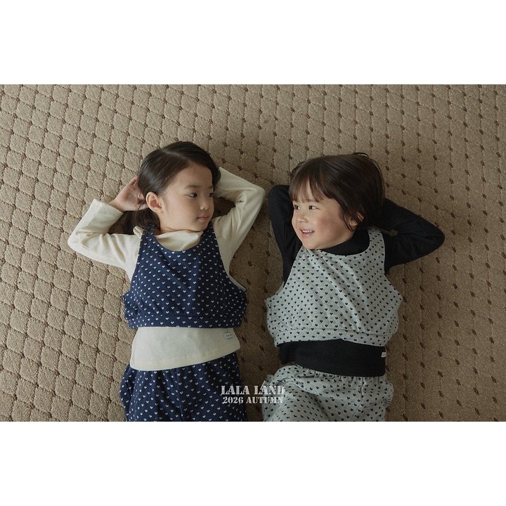 🇰🇷韓國童裝｜2026秋款🍂LALALAND愛心印花背心上衣-細節圖3