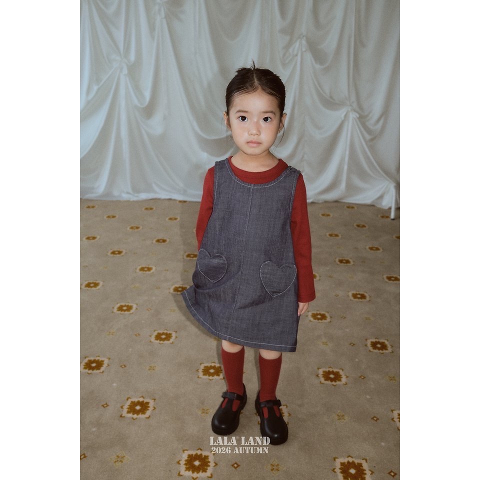 🇰🇷韓國童裝｜2026秋款🍂LALALAND愛心口袋牛仔洋裝-細節圖3