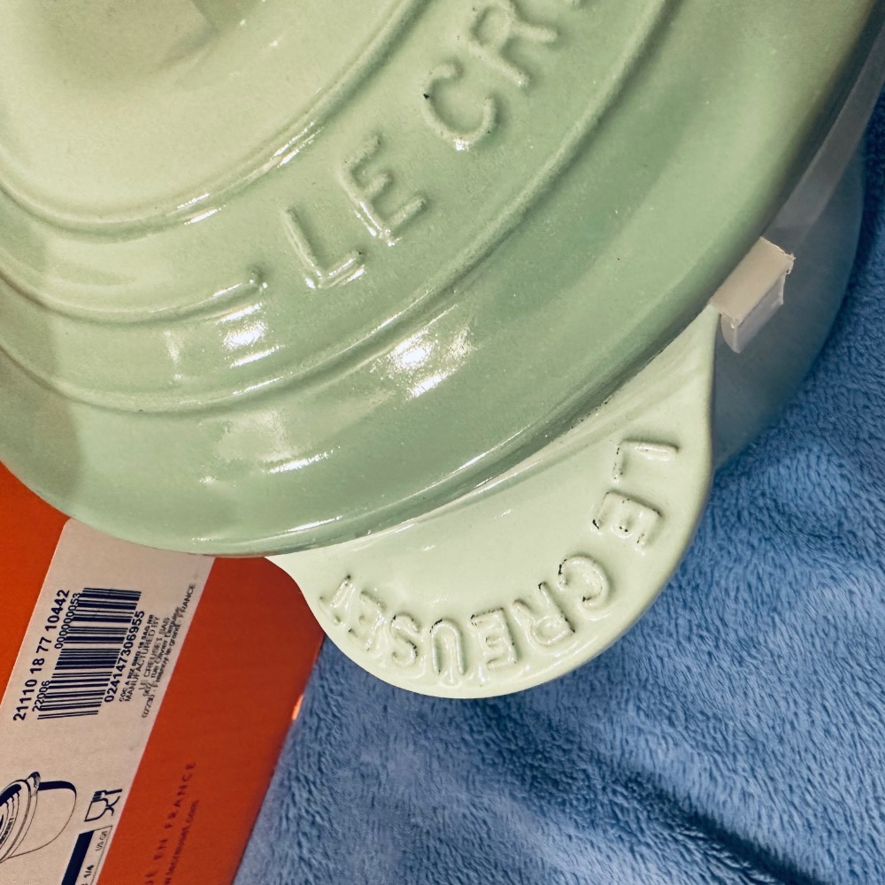 Le Creuset 萬用窈窕鑄鐵鍋 18 悠然綠 金頭 贈送圓鍋造型夾片-細節圖3