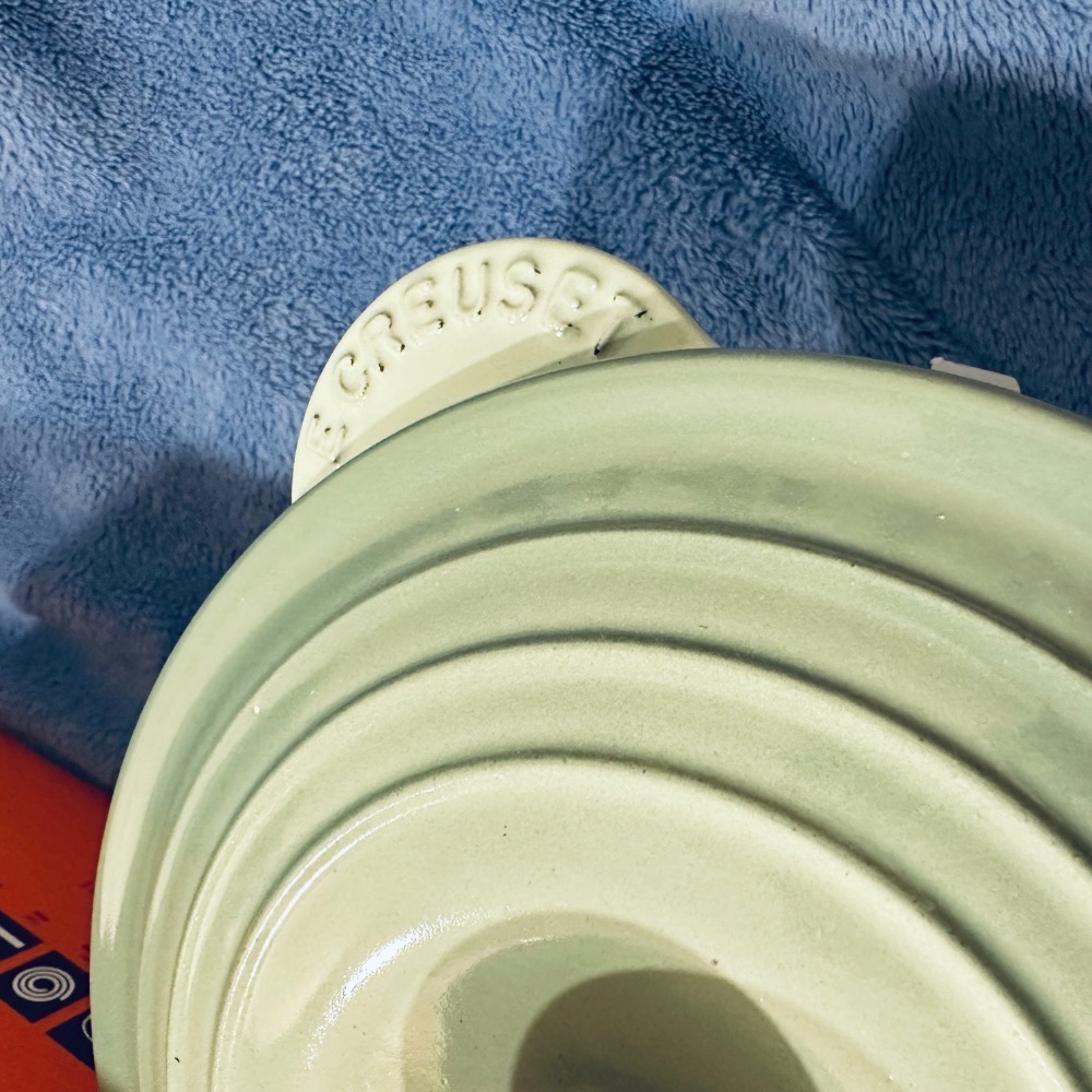 Le Creuset 萬用窈窕鑄鐵鍋 18 悠然綠 金頭 贈送圓鍋造型夾片-細節圖4