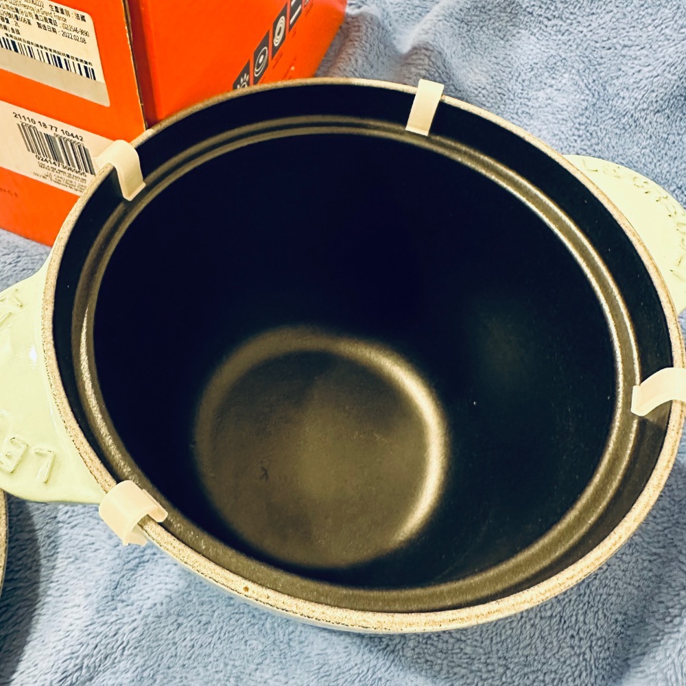 Le Creuset 萬用窈窕鑄鐵鍋 18 悠然綠 金頭 贈送圓鍋造型夾片-細節圖5