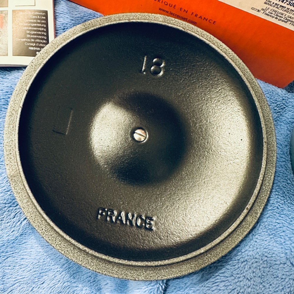 Le Creuset 萬用窈窕鑄鐵鍋 18 悠然綠 金頭 贈送圓鍋造型夾片-細節圖6