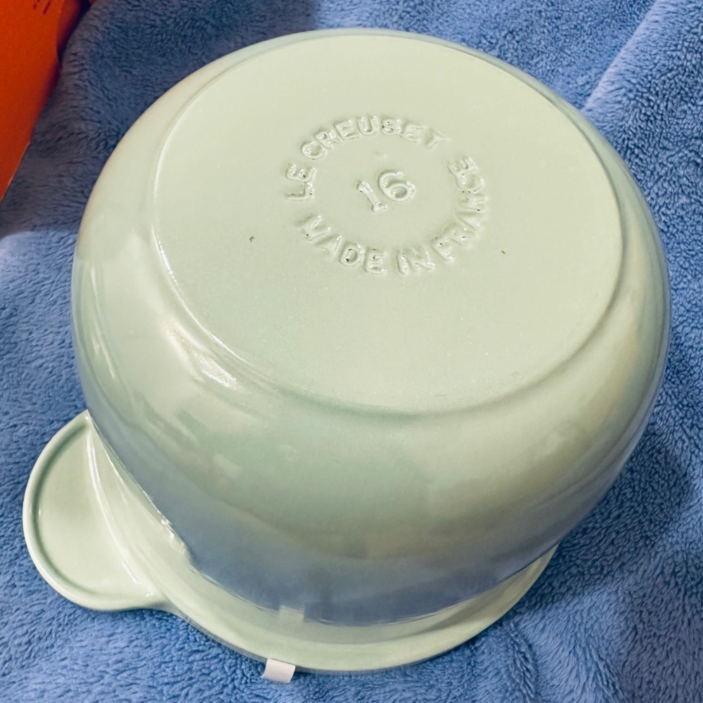 Le Creuset 萬用窈窕鑄鐵鍋 18 悠然綠 金頭 贈送圓鍋造型夾片-細節圖7