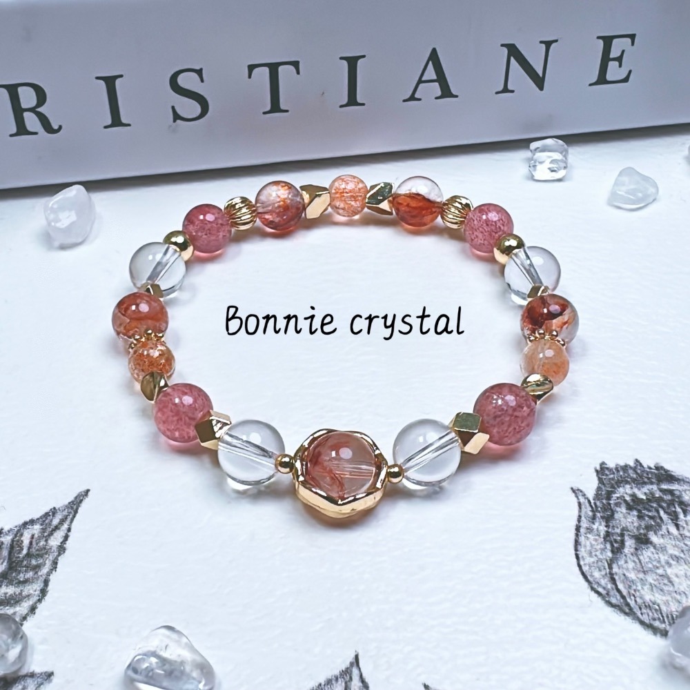 ✨✨ 紅韻設計手鍊✨✨紅膠花、草莓晶、透體金太陽、白水晶-細節圖2