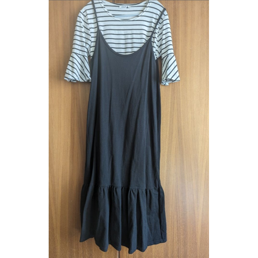 套裝 2件 連身裙 吊帶 黑色 素色 裙子 黑白條紋短袖 + 吊帶連身裙 長裙 短袖 休閒 穿著 穿搭 條紋 喇叭袖-細節圖3