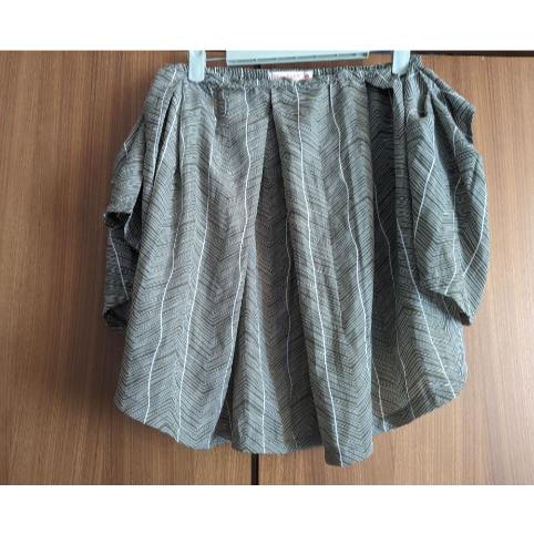 CACO shester 露肩荷葉上衣 露肩 一字領露肩 荷葉袖口 綠色 (圖二三款) 草綠色 穿著-細節圖2