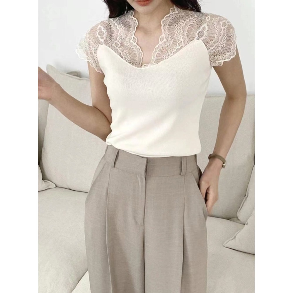 結束營業現貨出清❣️玖月。September❣️ 正韓 氣質款 V領蕾絲肩包袖彈性上衣 2402A09-細節圖2