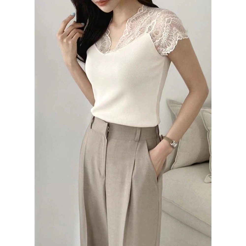 結束營業現貨出清❣️玖月。September❣️ 正韓 氣質款 V領蕾絲肩包袖彈性上衣 2402A09-細節圖3