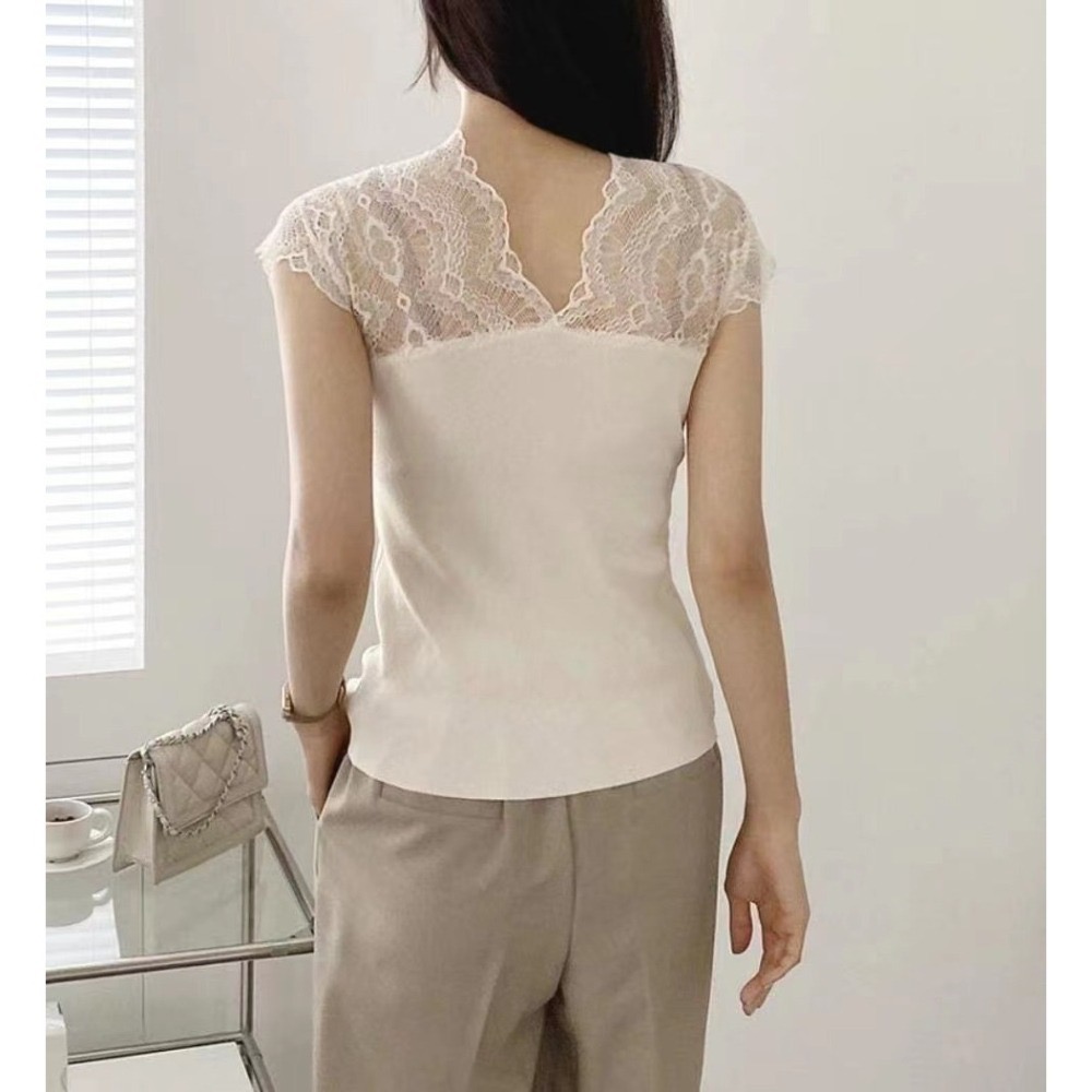 結束營業現貨出清❣️玖月。September❣️ 正韓 氣質款 V領蕾絲肩包袖彈性上衣 2402A09-細節圖4