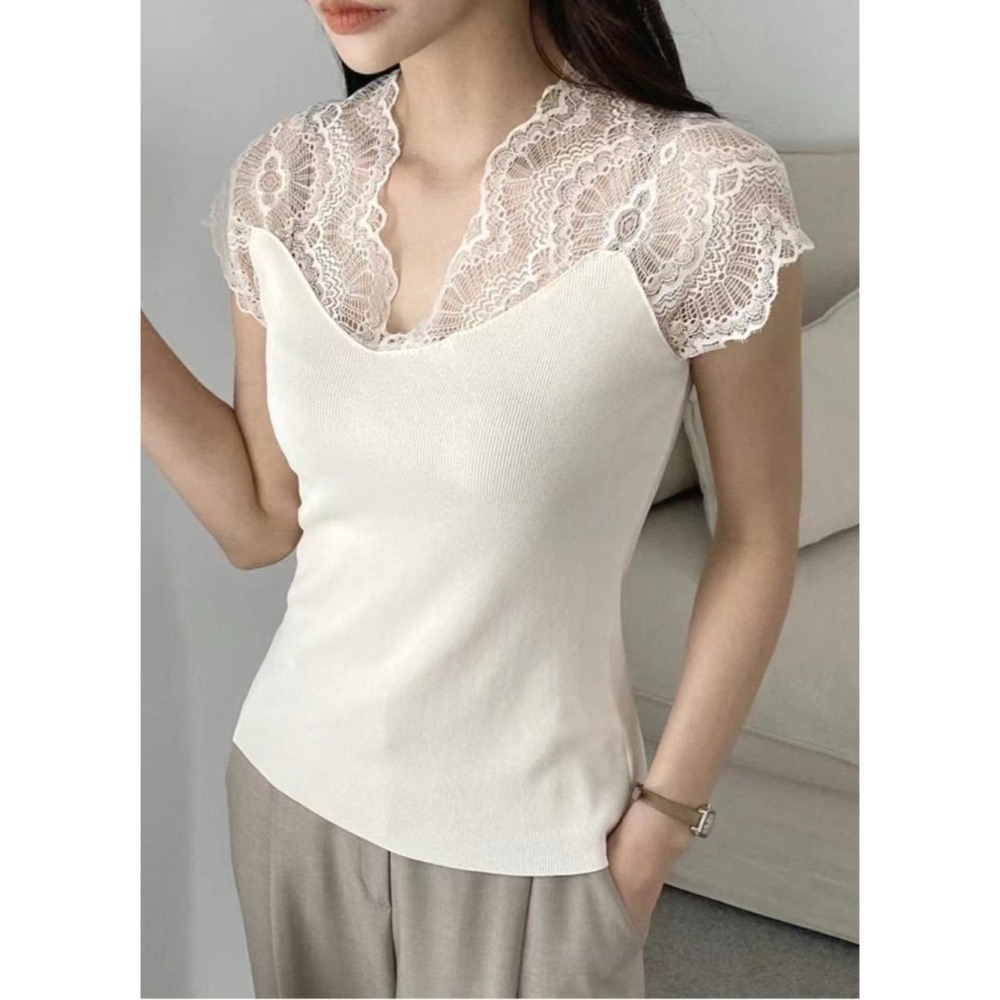 結束營業現貨出清❣️玖月。September❣️ 正韓 氣質款 V領蕾絲肩包袖彈性上衣 2402A09-細節圖5