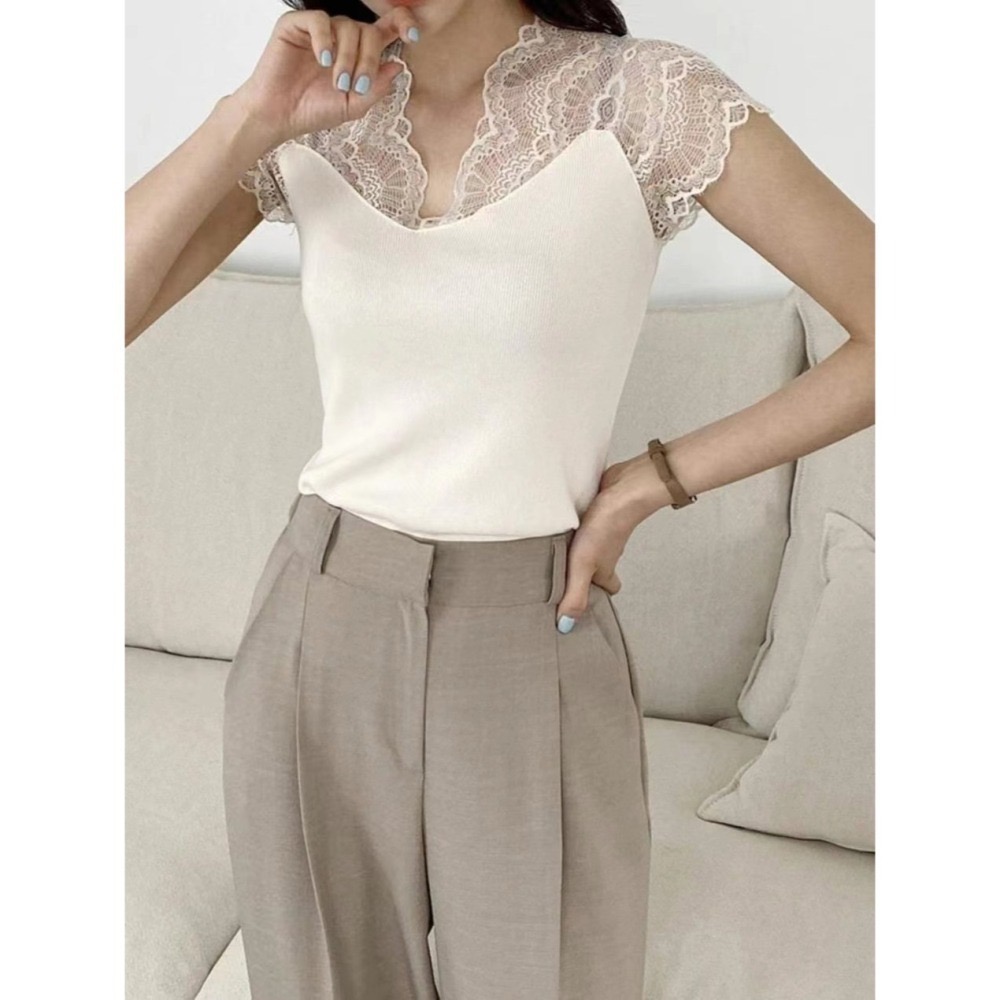 結束營業現貨出清❣️玖月。September❣️ 正韓 氣質款 V領蕾絲肩包袖彈性上衣 2402A09-細節圖6