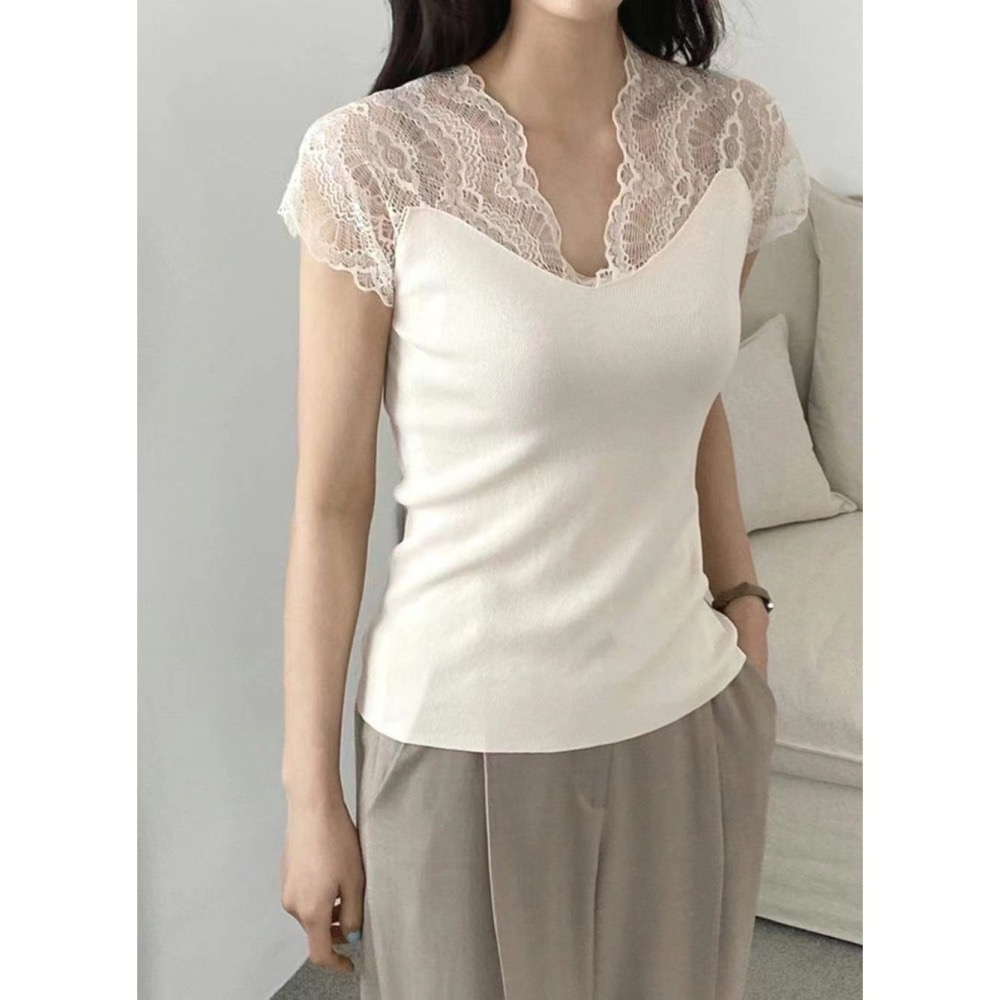 結束營業現貨出清❣️玖月。September❣️ 正韓 氣質款 V領蕾絲肩包袖彈性上衣 2402A09-細節圖7