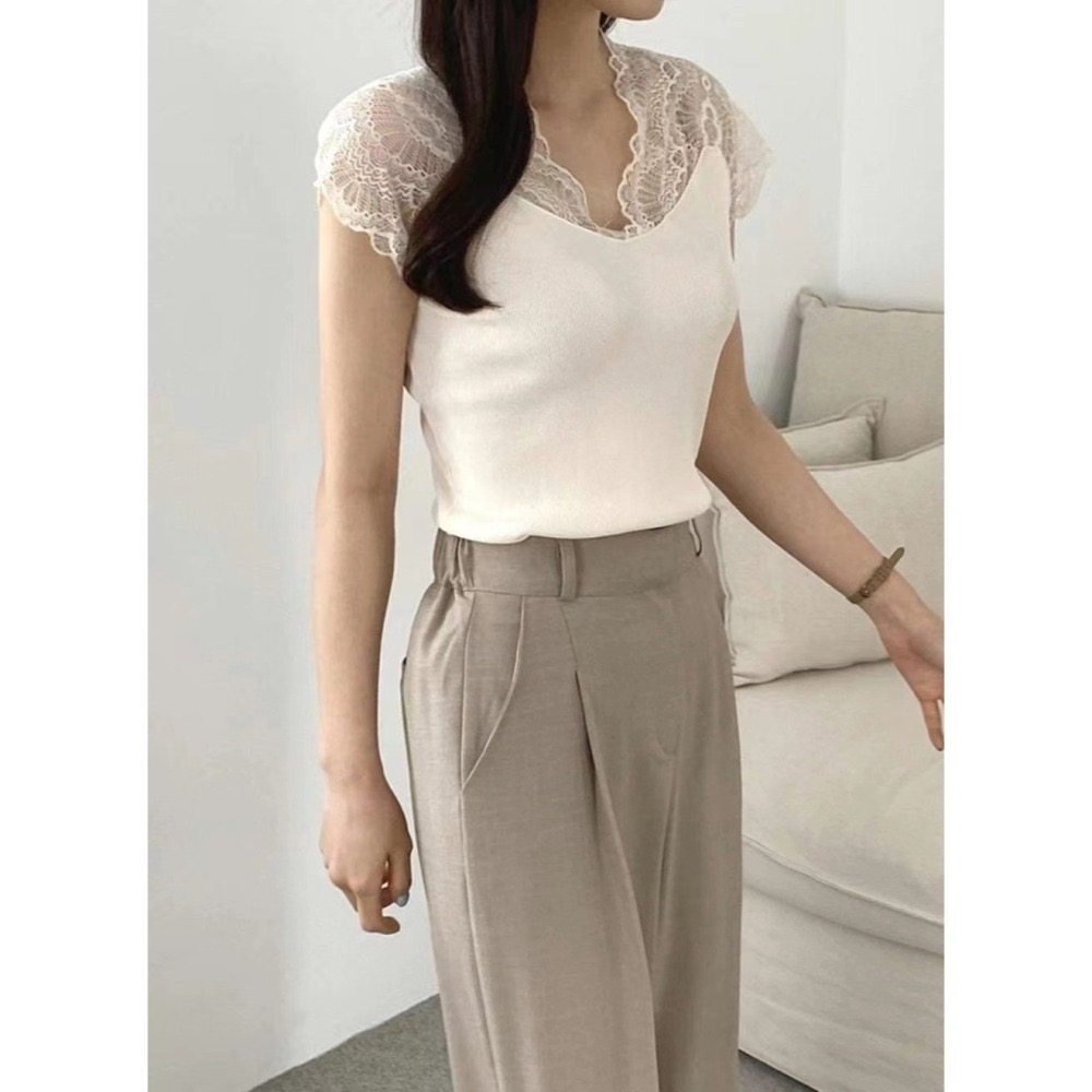 結束營業現貨出清❣️玖月。September❣️ 正韓 氣質款 V領蕾絲肩包袖彈性上衣 2402A09-細節圖8