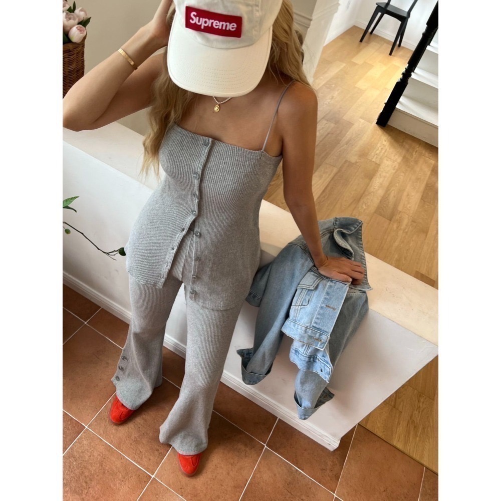 結束營業現貨出清❣️玖月。September❣️ 正韓 金髮歐膩家 羅紋排釦細肩長版背心 2405A18-細節圖2