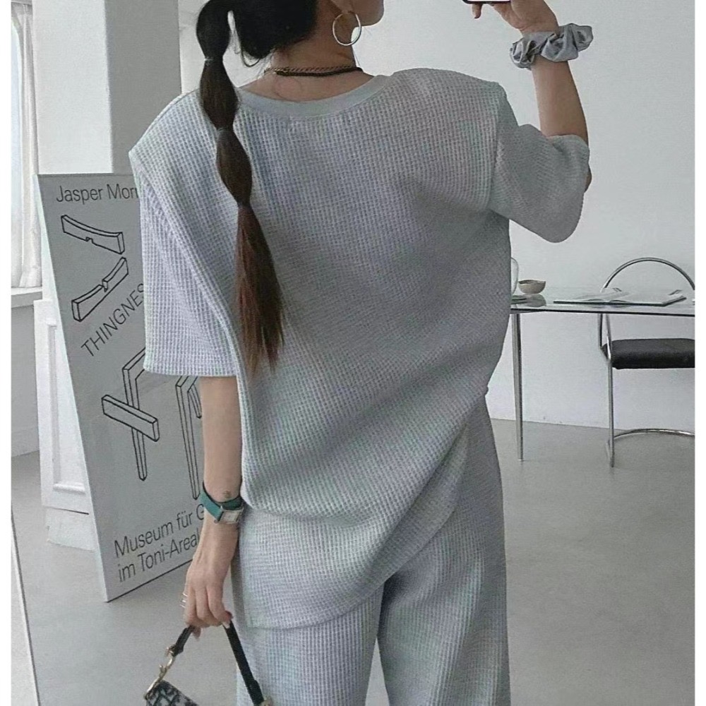 結束營業現貨出清❣️玖月。September❣️ 正韓 鹿角家 黑五家 華夫格美式字母挖空Tee 2408A09-細節圖2