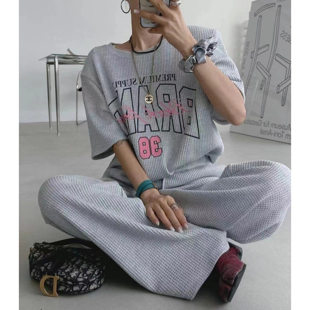 結束營業現貨出清❣️玖月。September❣️ 正韓 鹿角家 黑五家 華夫格美式字母挖空Tee 2408A09-細節圖3