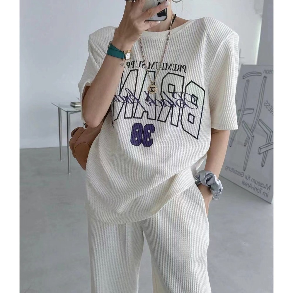 結束營業現貨出清❣️玖月。September❣️ 正韓 鹿角家 黑五家 華夫格美式字母挖空Tee 2408A09-細節圖4