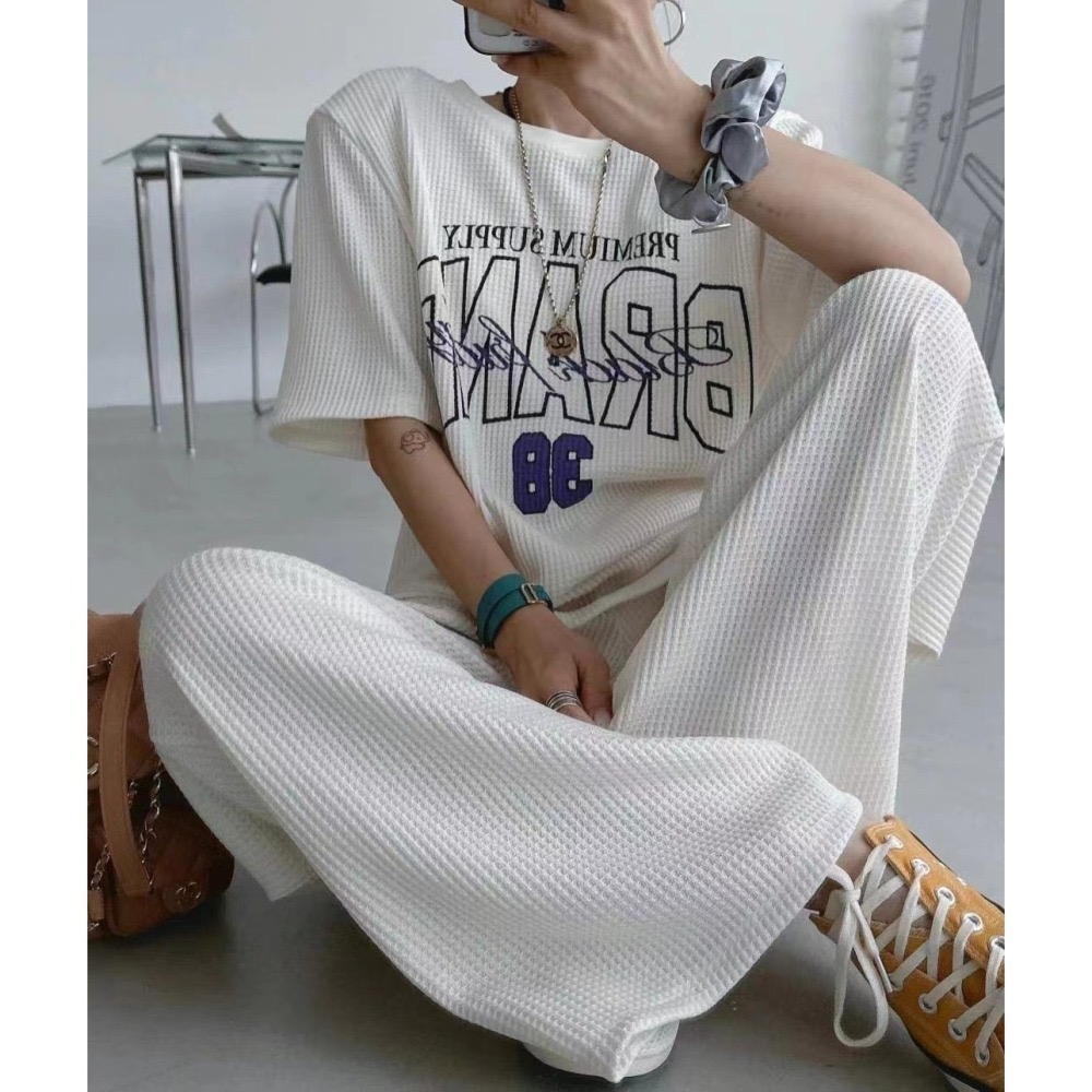 結束營業現貨出清❣️玖月。September❣️ 正韓 鹿角家 黑五家 華夫格美式字母挖空Tee 2408A09-細節圖5