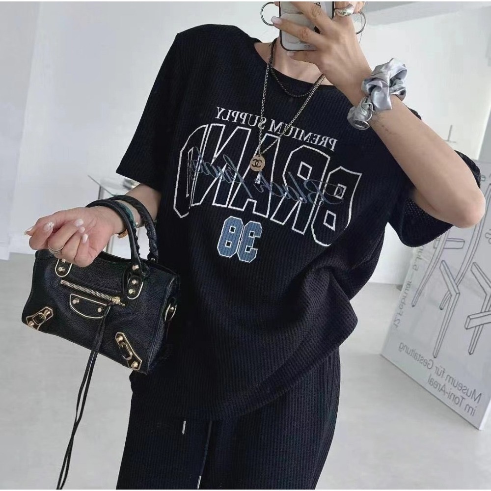 結束營業現貨出清❣️玖月。September❣️ 正韓 鹿角家 黑五家 華夫格美式字母挖空Tee 2408A09-細節圖7