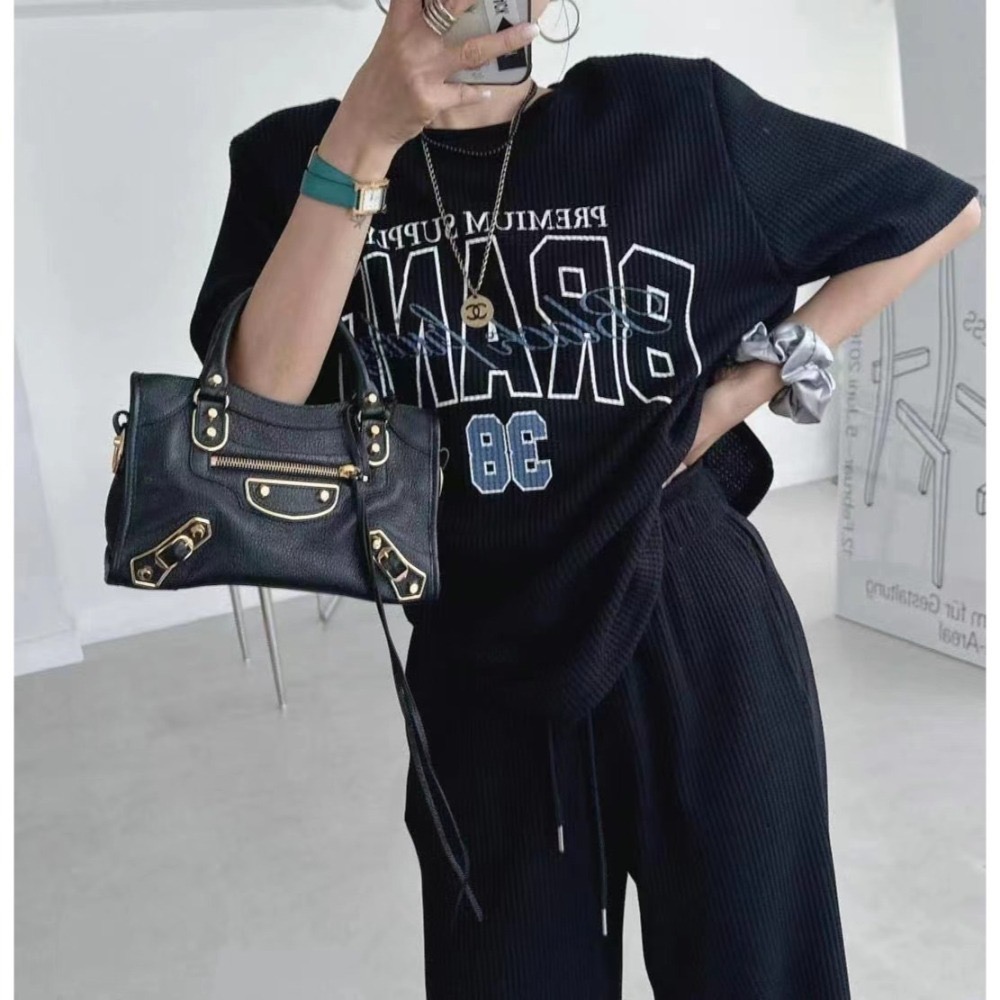 結束營業現貨出清❣️玖月。September❣️ 正韓 鹿角家 黑五家 華夫格美式字母挖空Tee 2408A09-細節圖8