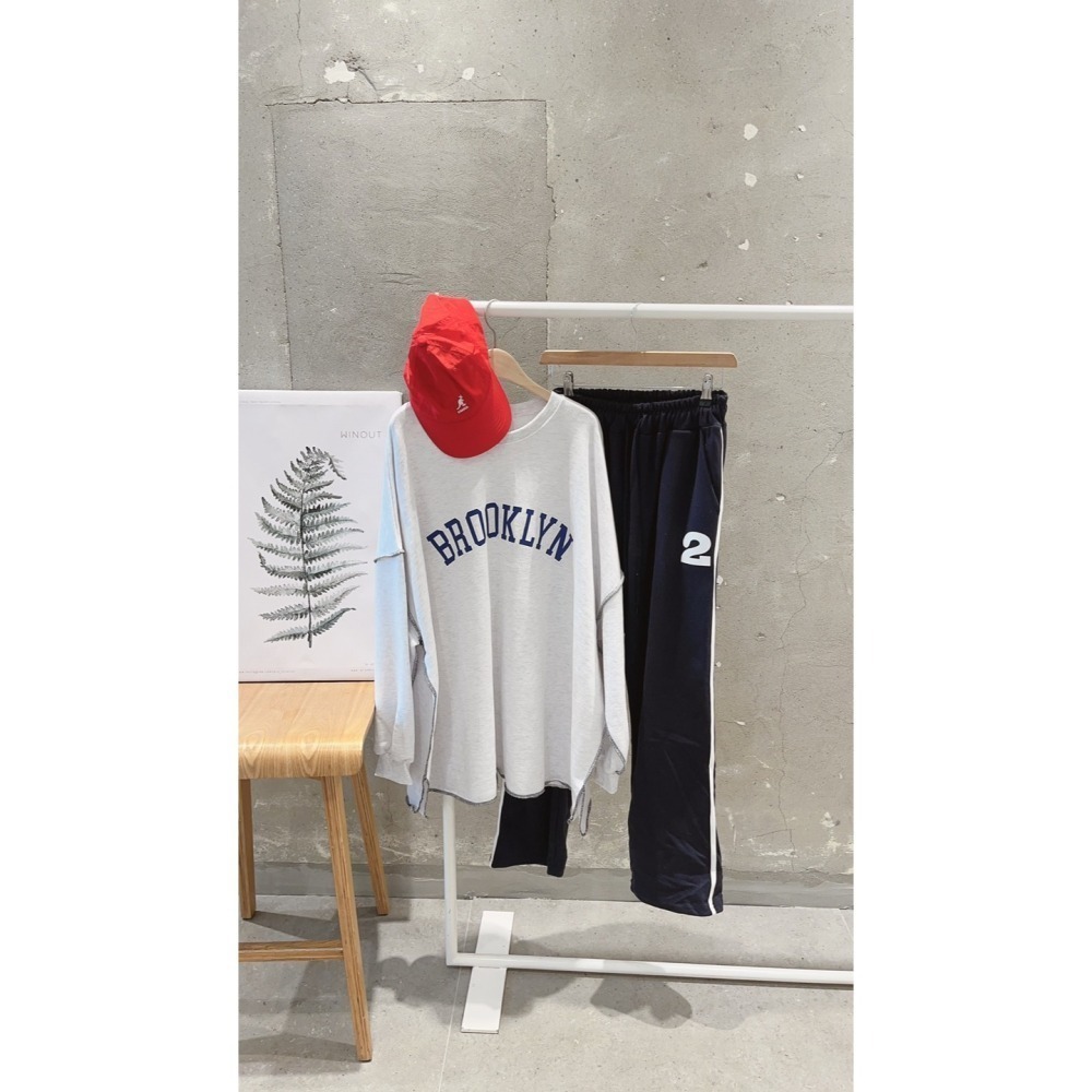 ❣️玖月。September❣️ 正韓 字母配色反車線落肩長袖寬鬆Tee 出清特價 現貨深藍 2410A10-細節圖3