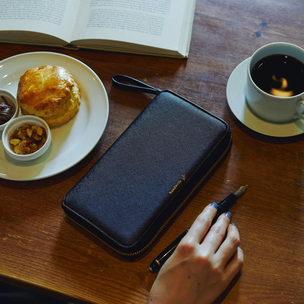 【預購】HOBO日Weeks收納包 notte 夜色黑壓紋 PU合皮 週手帳 書衣書皮 拉鍊包 Single Color-細節圖2