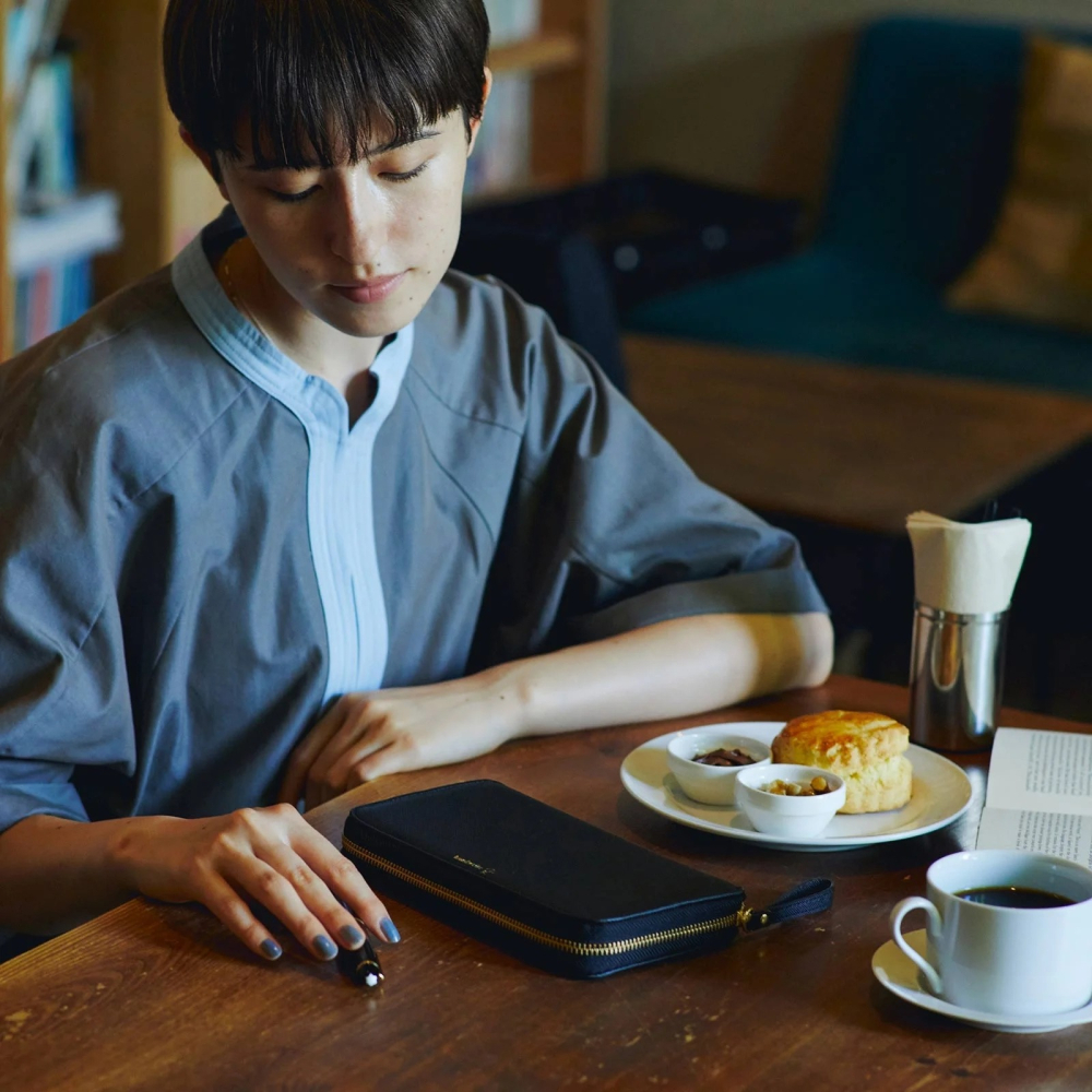 【預購】HOBO日Weeks收納包 notte 夜色黑壓紋 PU合皮 週手帳 書衣書皮 拉鍊包 Single Color-細節圖3