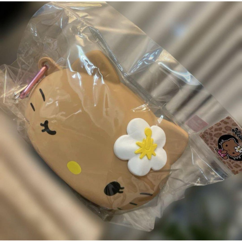 【現貨】日本三麗鷗 HELLO KITTY 矽膠筆盒 棕色日曬款 附愛心扣 收納包 化妝包 烤焦款 澀谷辣妹風-細節圖3