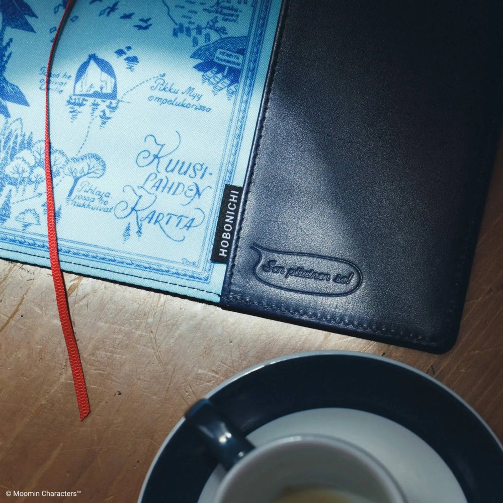 【預購】HOBO日 五年手帳專用書衣 A6文庫本 Moomin 回憶錄 牛皮書衣 思い出の記 嚕嚕米 姆明 HOBO手帳-細節圖3