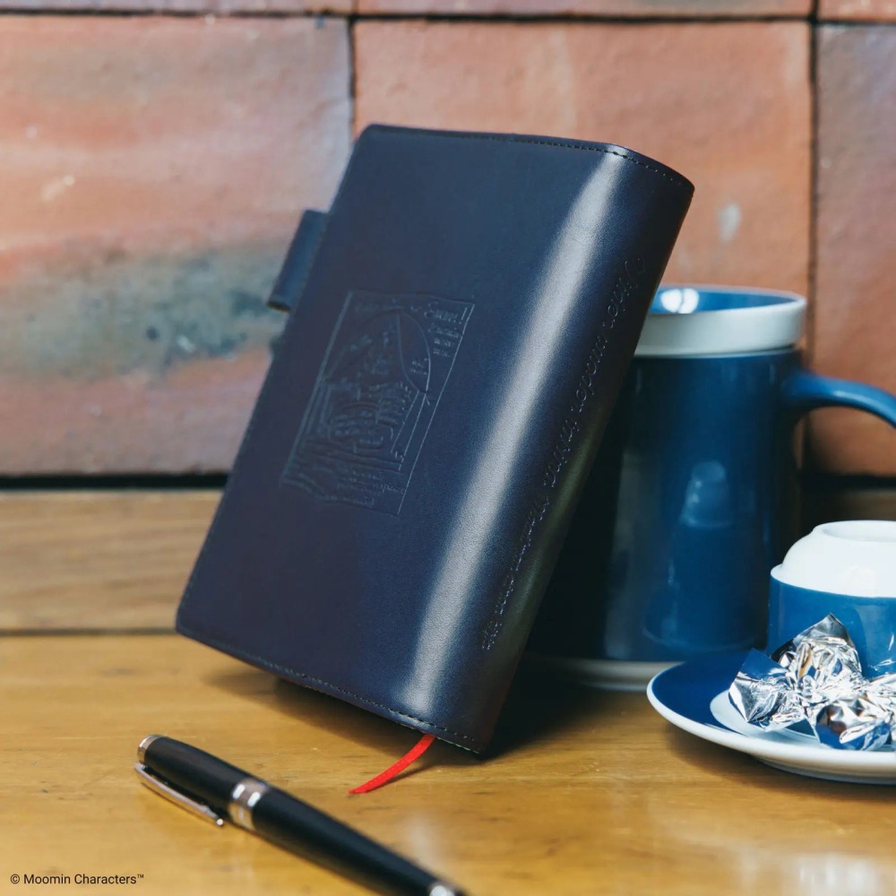 【預購】HOBO日 五年手帳專用書衣 A6文庫本 Moomin 回憶錄 牛皮書衣 思い出の記 嚕嚕米 姆明 HOBO手帳-細節圖4